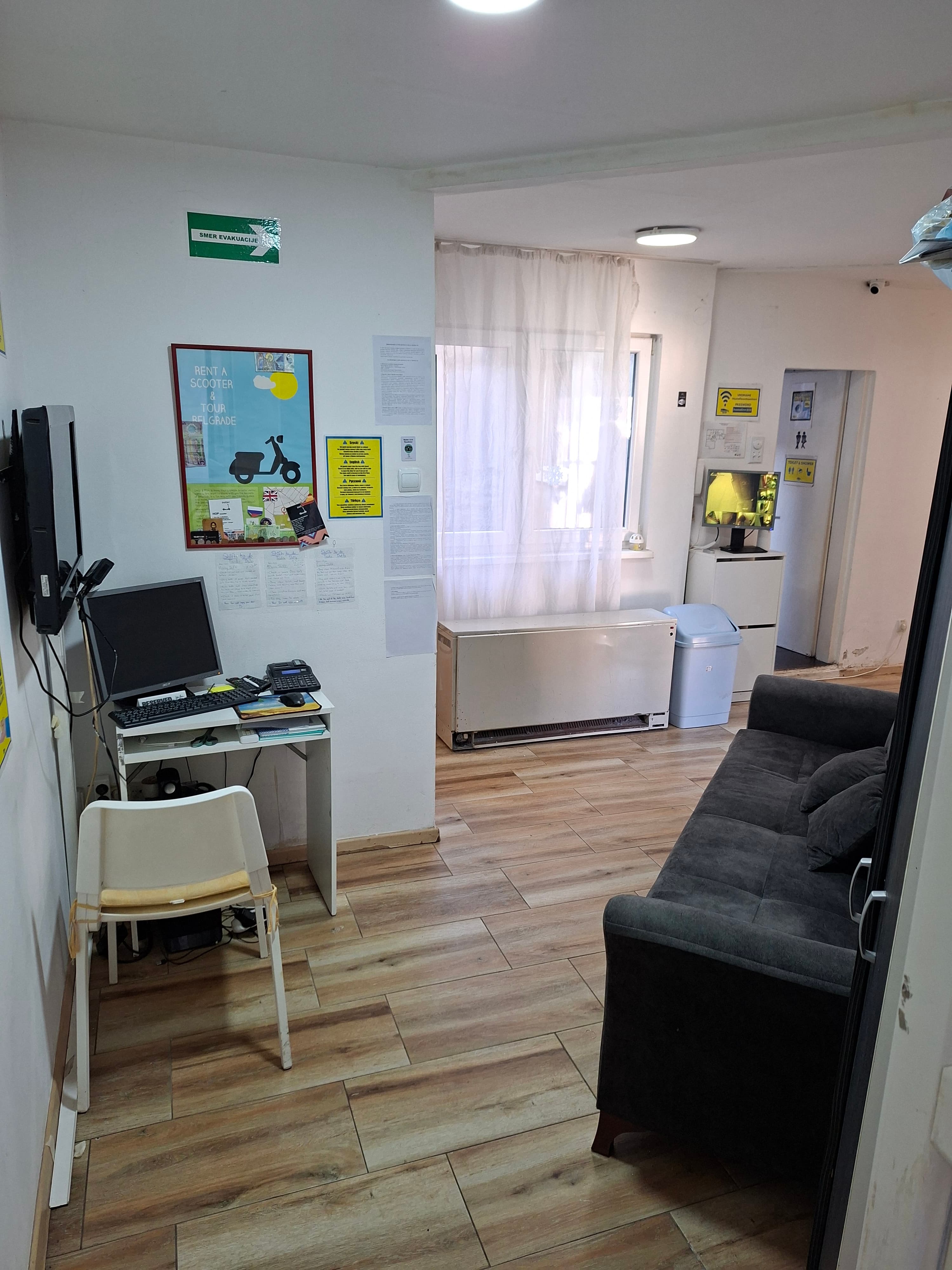 Lounge detail inside Hostel Downtown Inn